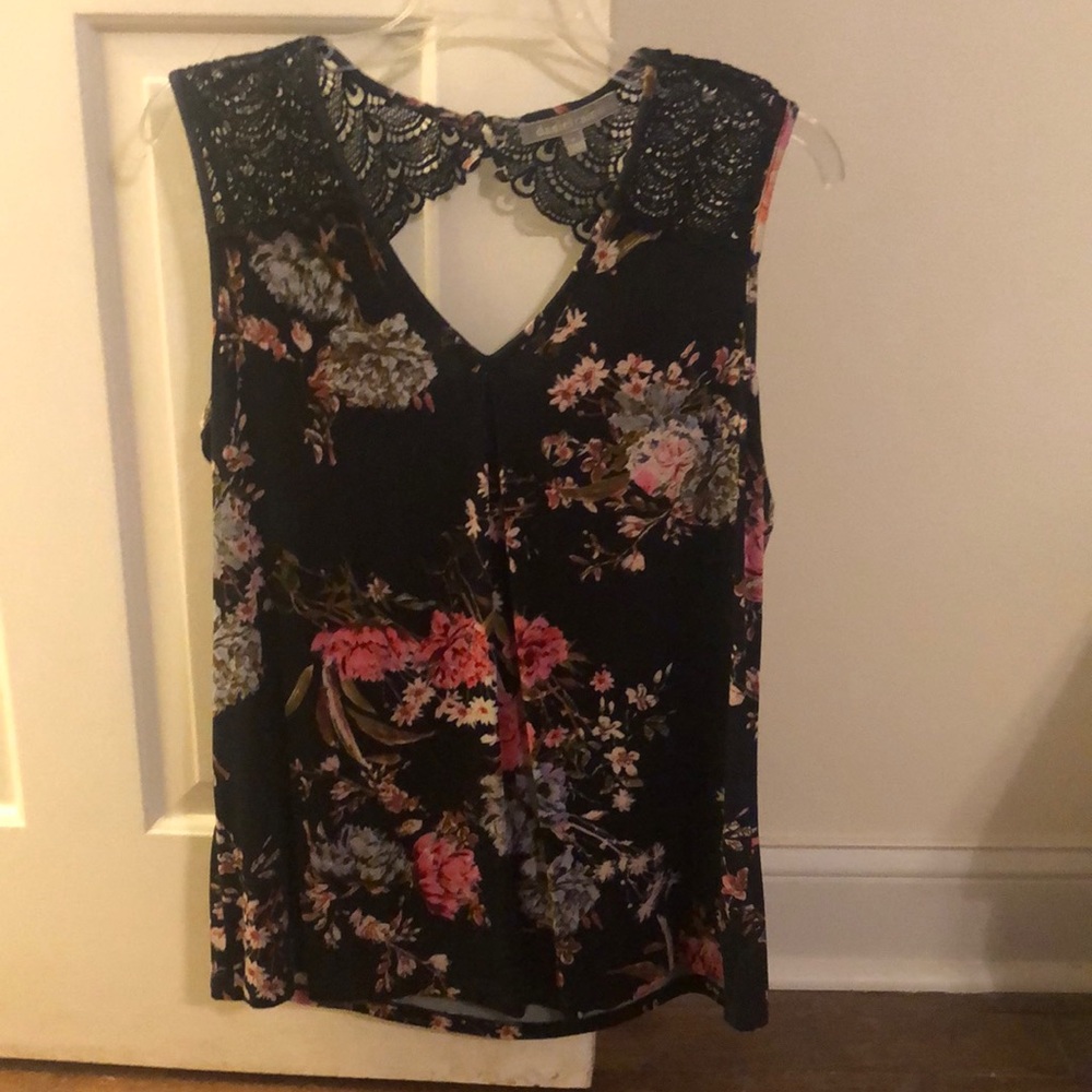 Sleeveless floral print top with lace detail